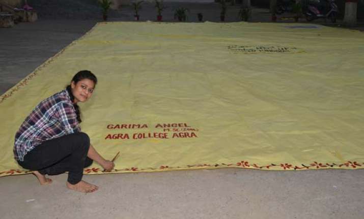 agra student makes world s biggest envelope