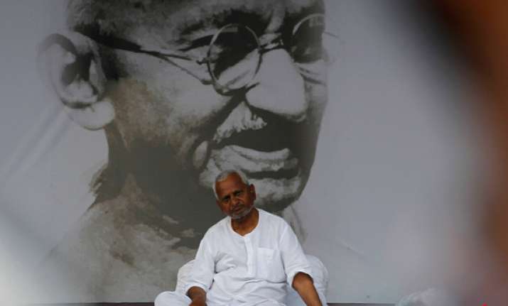 anna demands debate in parliament on lokpal from friday