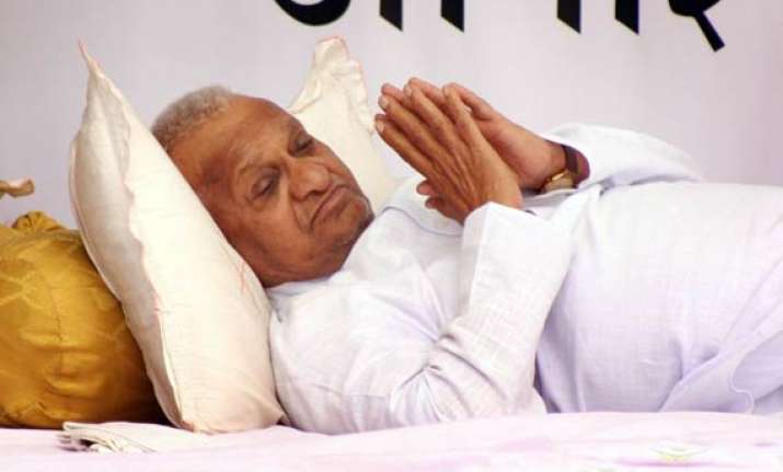 anna hazare admitted to pune hospital