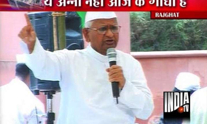 anna hazare begins fast declares police action a blot on