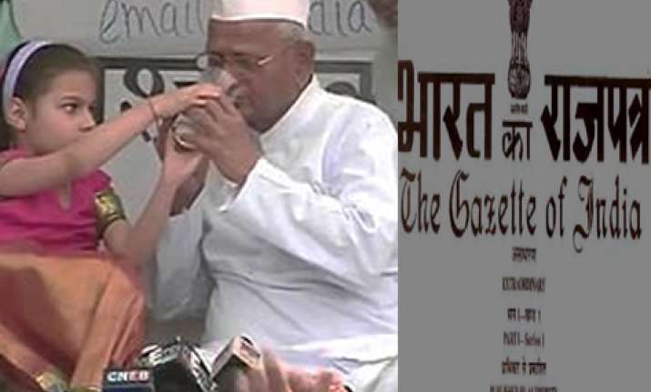 anna hazare ends 98 hour fast gazette notification issued
