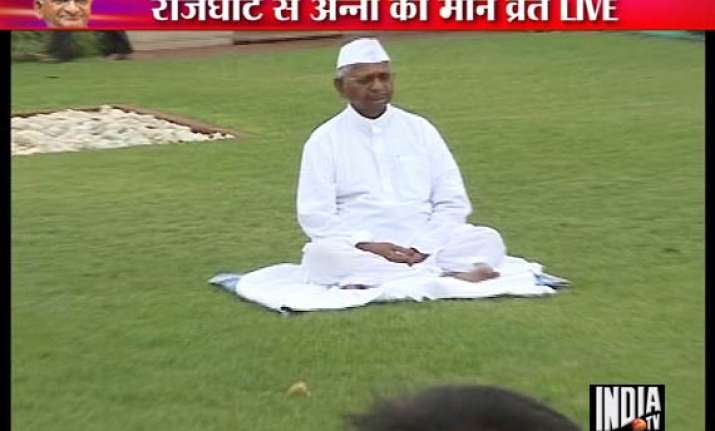 hazare visits rajghat takes police by surprise