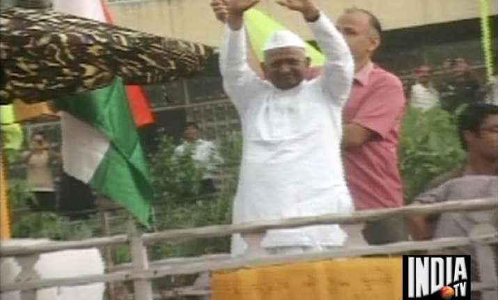 anna hazare sets aug 30 deadline for passing jan lokpal bill