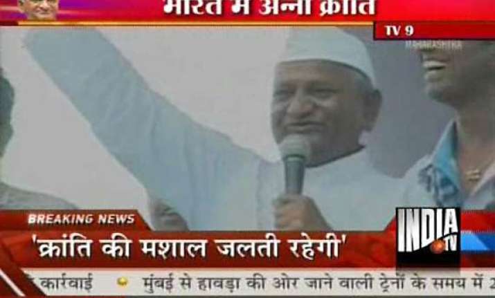 anna hazare sits on fast at ramlila maidan will not leave