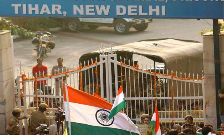 hazare escalates war with govt