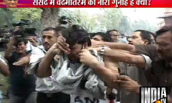 high drama in parl complex congman rises in support for anna