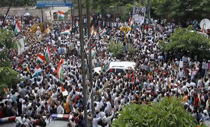 anna supporters outside tihar become victims of