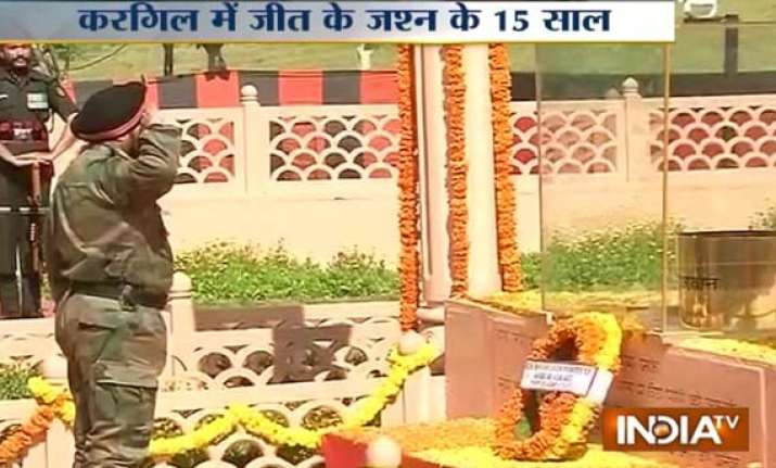 army chief pays tribute to kargil war martyrs