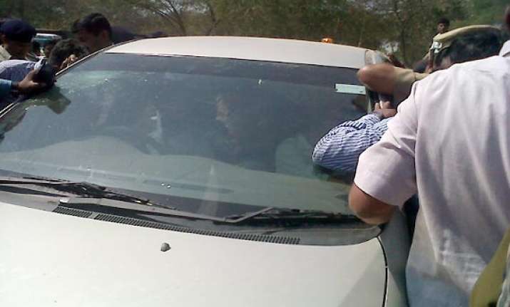narendra modi refuses to meet kejriwal in gandhinagar