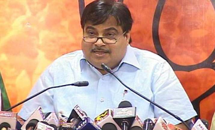 bjp supports anna s bill asks govt to withdraw its version