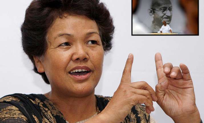 bachendri pal sits in support of anna hazare