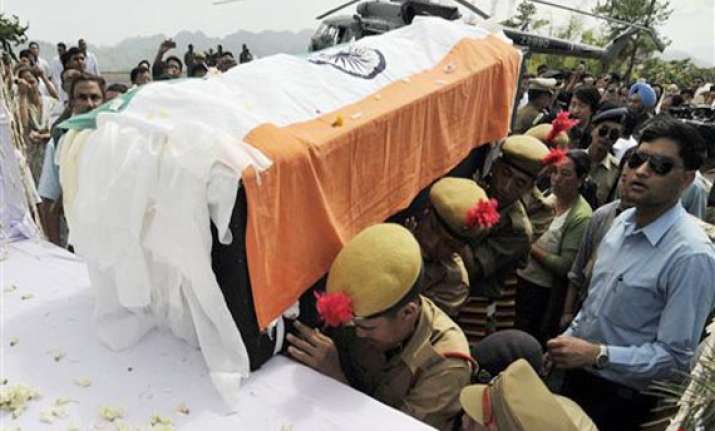 khandu s body arrives in itanagar pm sonia to pay homage