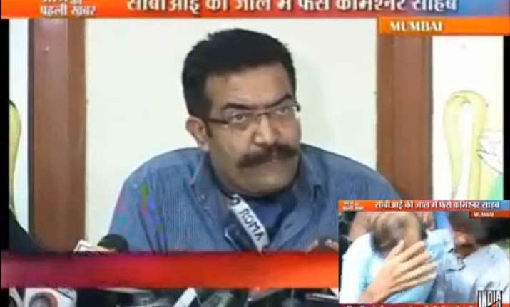 cbi arrests mumbai i t commissioner meena while accepting
