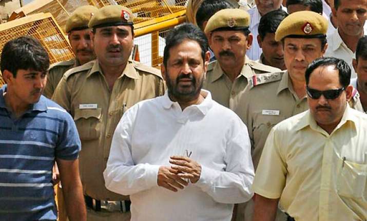 cwg scam hc issues notice to cbi on kalmadi s bail plea