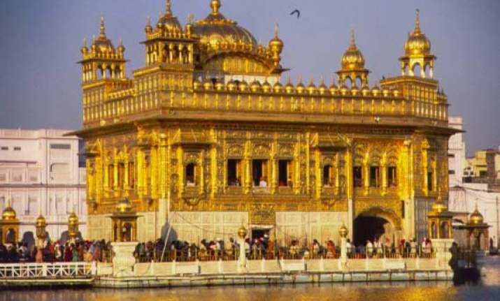 cameron offers prayers at golden temple