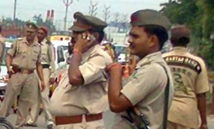 car borne robbers in ghaziabad loot rs 1.5 lakh businessman