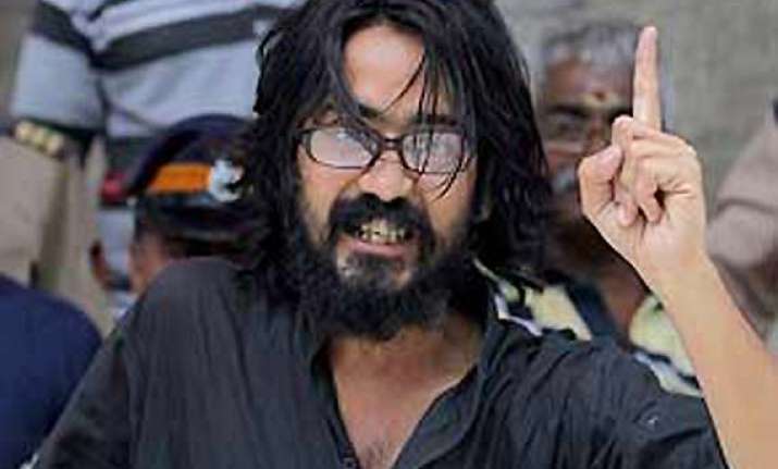 cartoonist trivedi ends 8 day long fast on kejriwal s appeal