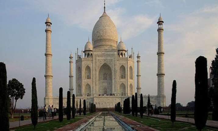 close agra monuments in afternoon