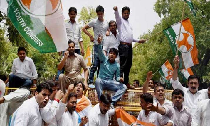 congress protests fare hike at minister s delhi house