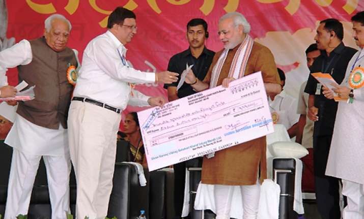 congress alleges matka king gamit shook hands with modi at