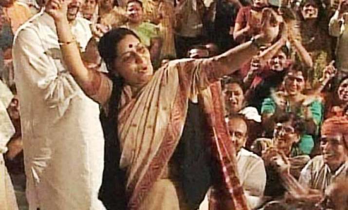 congress demands sushma s resignation for rajghat dance