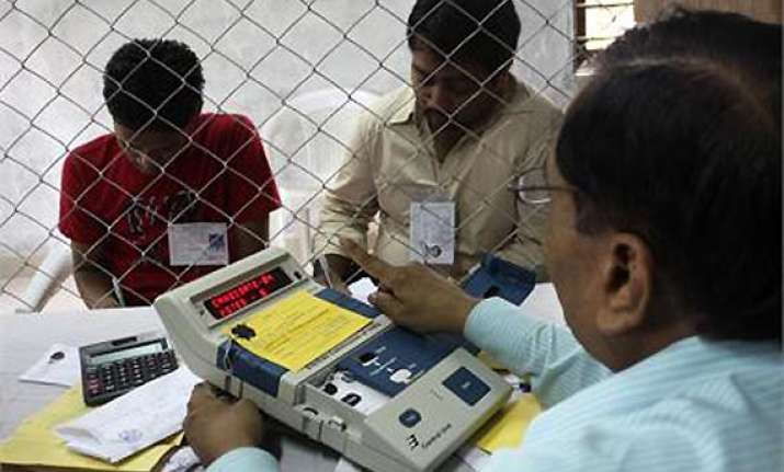 counting in delhi 8.2 million votes 2 000 evms 150