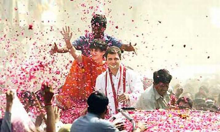 crowds watch rahul s road show in lucknow