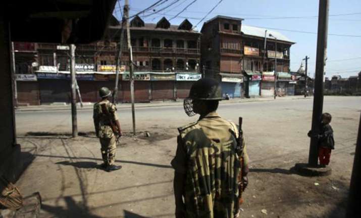 sectarian clashes erupt in srinagar after curfew lifted