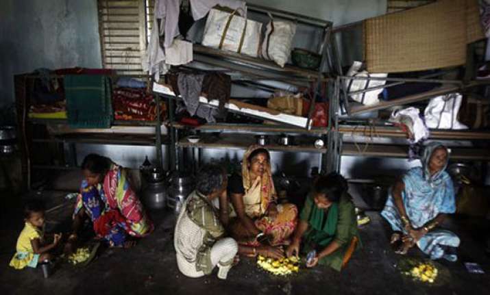 cyclone phailin 800 000 people homeless in odisha ap
