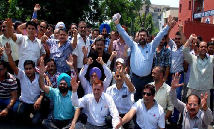 dass cadre employees protest outside kejriwal s office