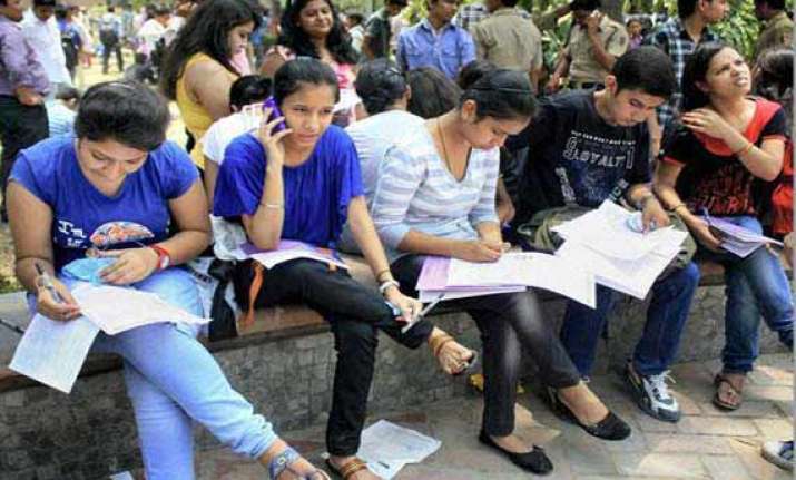 du clears 3 yr format for ug courses
