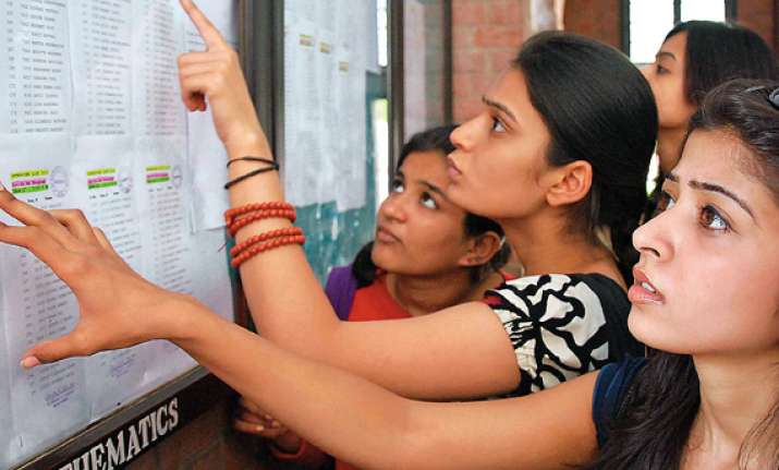 du begins admissions moderate turnout on first day