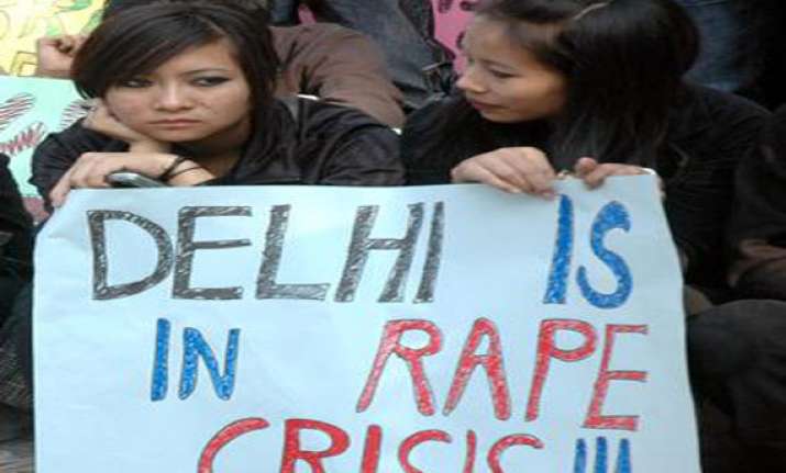 du students protest outside dikshit s residence