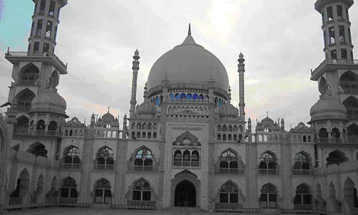 darul uloom deoband bans students from using camera phones