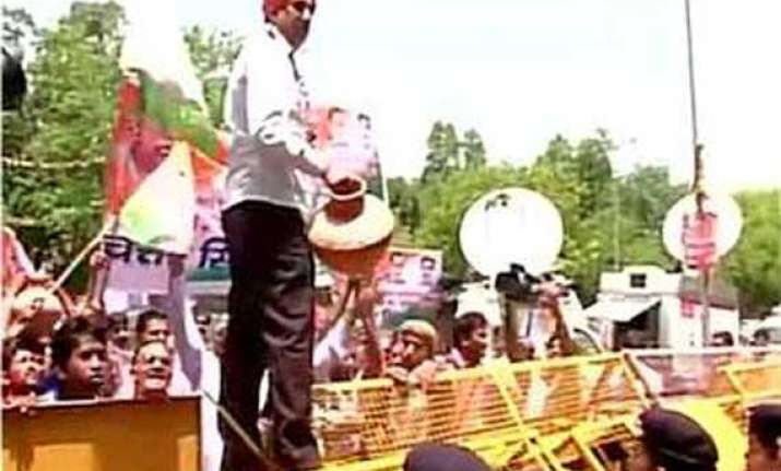 delhi congress continues protest over power water crisis