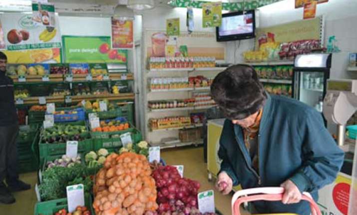 delhi govt planning to sell onions potatoes at liquor