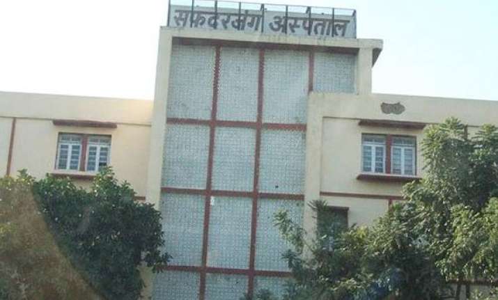 delhi hc notice to centre safdarjung doctors