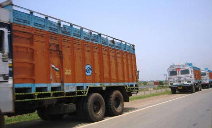 delhi cop run over by truck