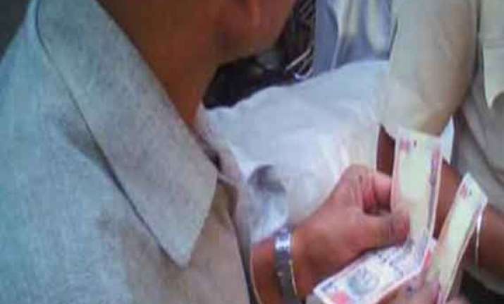 delhi cops suspended after sting op shows them taking bribe