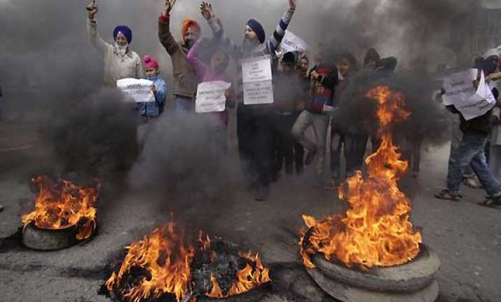 delhi government recommends sit probe into 1984 riots