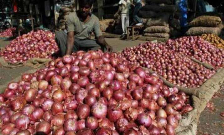 delhi government to open stalls to sell onions and potatoes