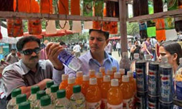 delhi in grip of heat wave mercury soars to 46 deg c