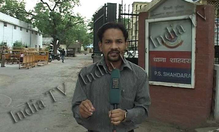 delhi businessman shot at robbers snatch wife s gold chain