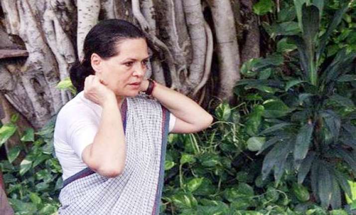 delhi cong mlas meet sonia complain against sheila