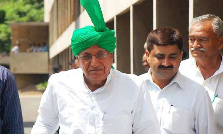 delhi court orders chautala s trial in da case
