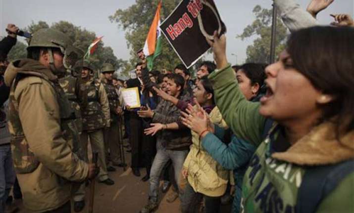 delhi gangrape violence at india gate as hooligans hijack