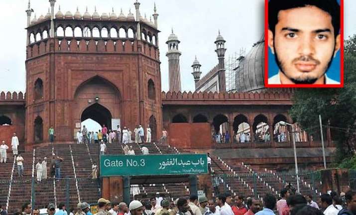 delhi police announces rs 15 lakh reward for clue to yasin
