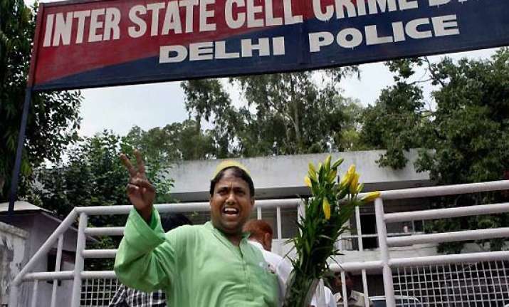 delhi police trying to save govt congress claims hindustani