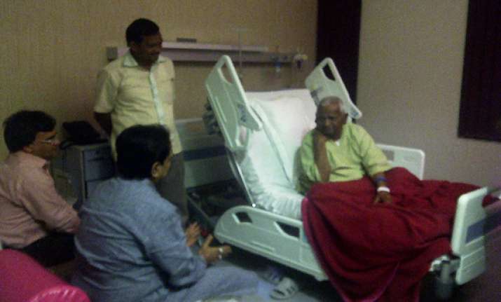 deshmukh meets hazare inquires about his health