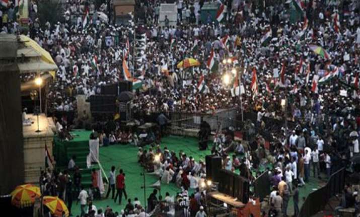 drunk men create ruckus at ramlila maidan